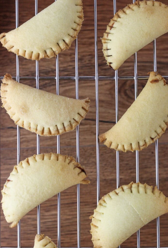 How to place the cookies on a cooling rack